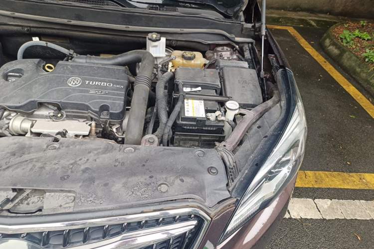 Used Buick Envision 2018 20T Two-Wheel Drive Luxury Model Engine Bay Left