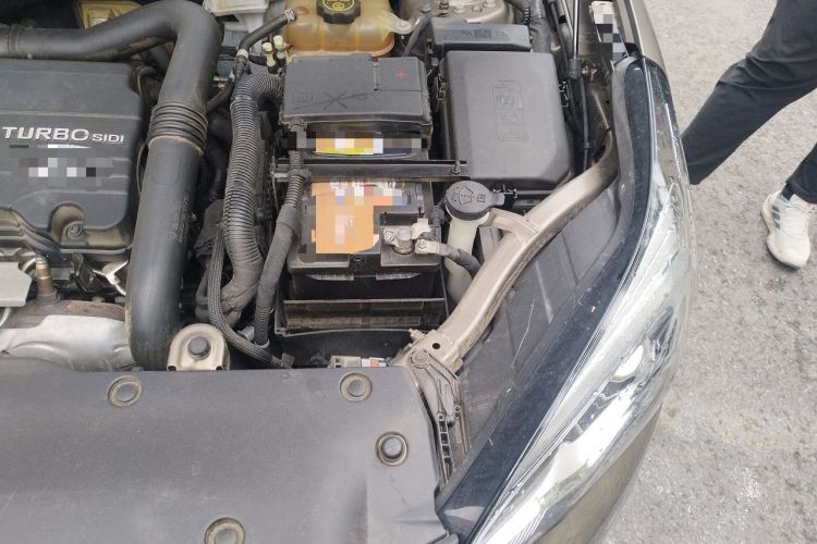 Used Buick Envision 2018 20T Two-Wheel Drive Luxury Model Engine Bay Left