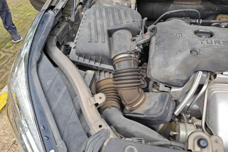Used Buick Envision 2018 28T Four-Wheel Drive Luxury Model Engine Bay Right