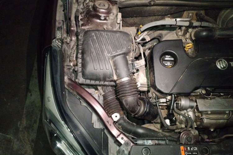 Used Buick Envision 2018 20T Two-Wheel-Drive Elite Model Engine Bay Right