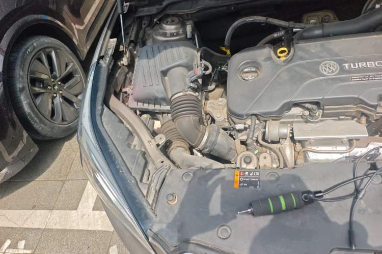Used Buick Envision 2018 20T Two-Wheel-Drive Elite Model Engine Bay Right
