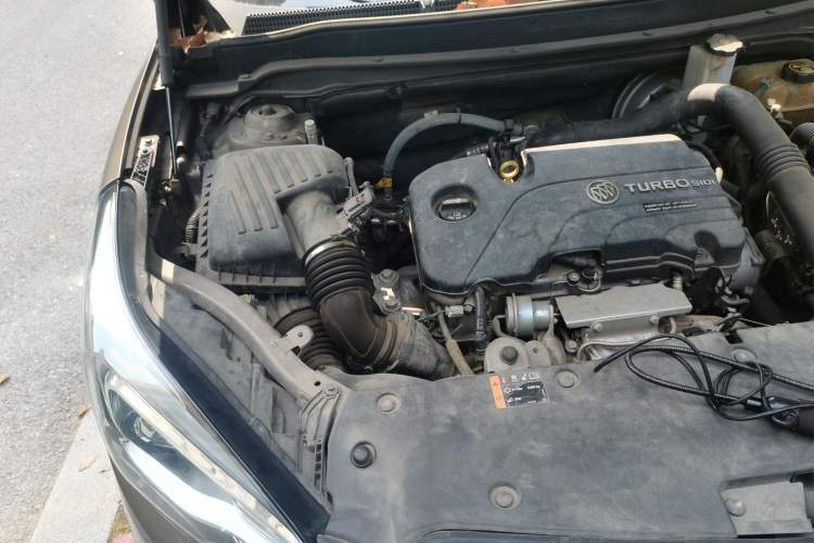 Used Buick Envision 2018 20T Two-Wheel-Drive Elite Model Engine Bay Right