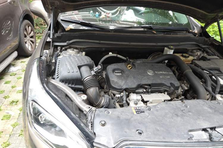 Used Buick Envision 2018 20T Two-Wheel-Drive Elite Model Engine Bay Right