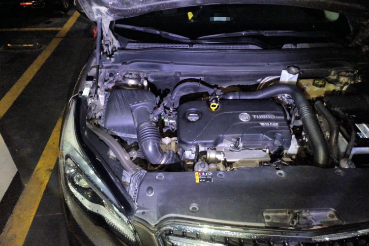 Used Buick Envision 2018 20T Two-Wheel-Drive Elite Model Engine Bay Right