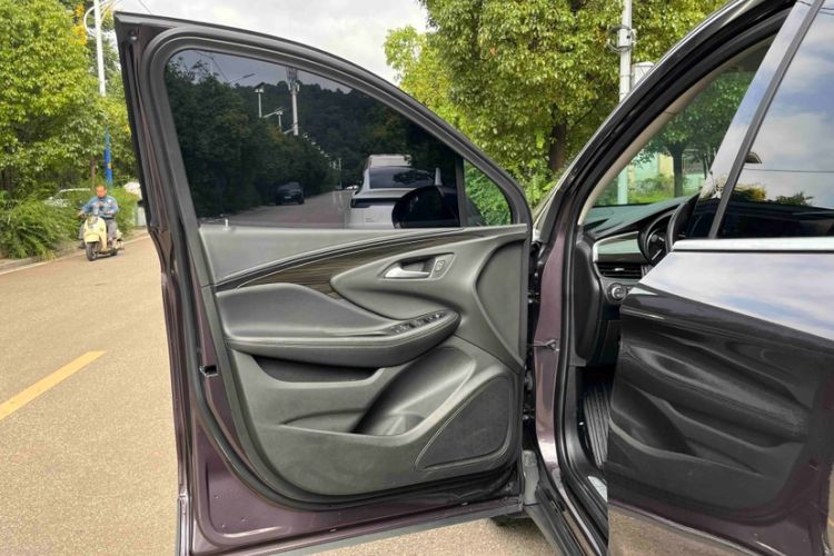 Used Buick Envision 2018 20T Two-Wheel-Drive Elite Model Interior 3
