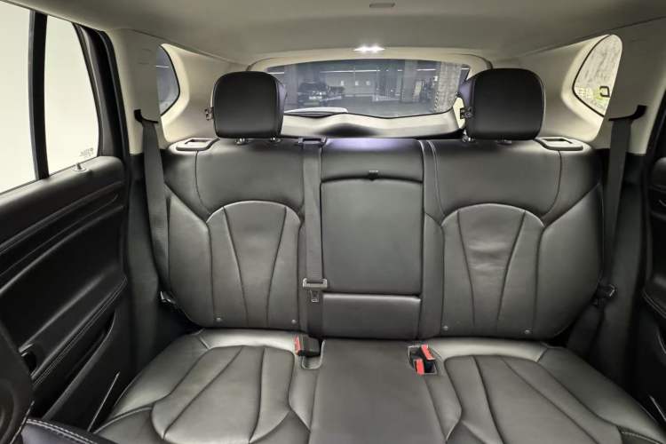 Used Buick Envision 2018 20T Two-Wheel-Drive Elite Model Interior 4