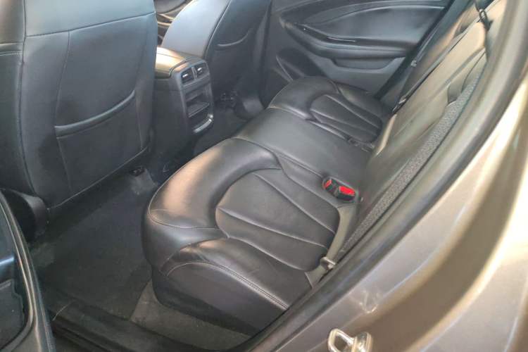 Used Buick Envision 2018 20T Two-Wheel-Drive Elite Model Interior 4