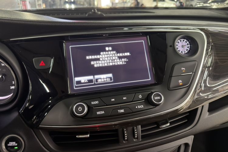 Used Buick Envision 2018 20T Two-Wheel-Drive Elite Model Interior 4