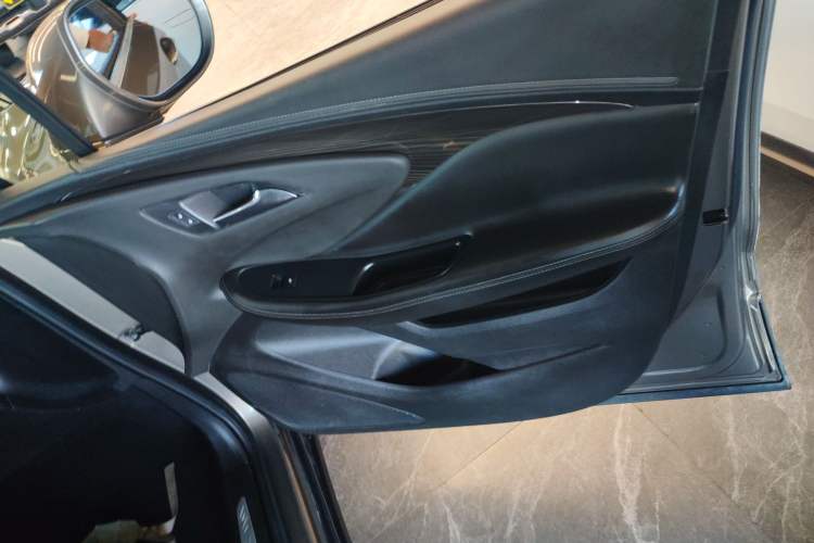 Used Buick Envision 2018 20T Two-Wheel-Drive Elite Model Interior 5