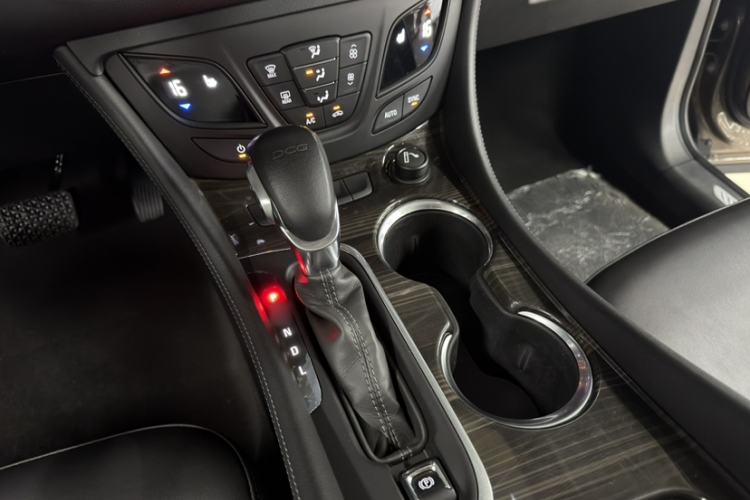 Used Buick Envision 2018 20T Two-Wheel-Drive Elite Model Interior 5