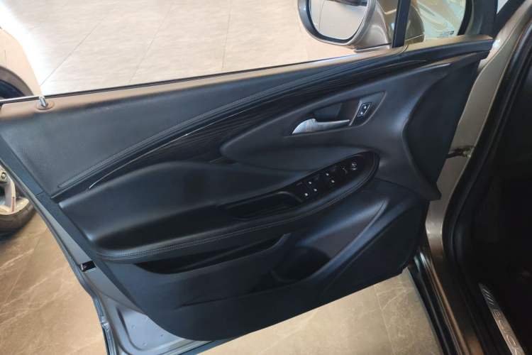 Used Buick Envision 2018 20T Two-Wheel-Drive Elite Model Interior 7
