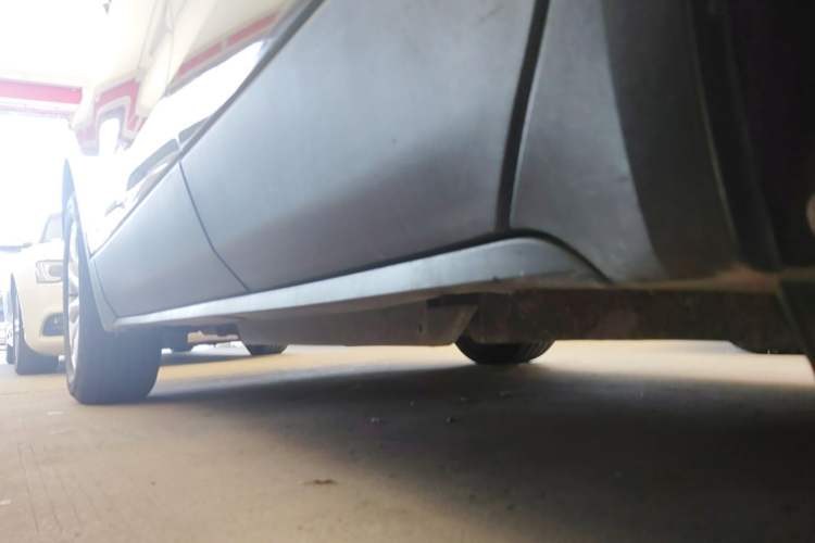 Used Buick Envision 2018 20T Two-Wheel-Drive Elite Model Left Side Sill