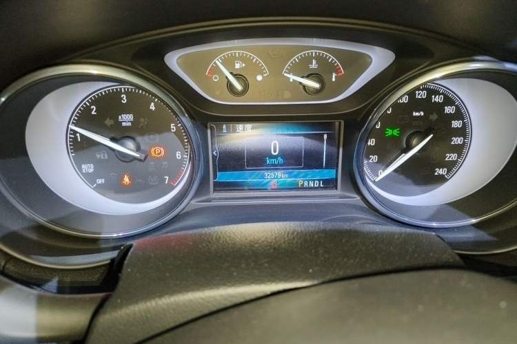Used Buick Envision 2018 20T Two-Wheel-Drive Elite Model Odometer Close Up