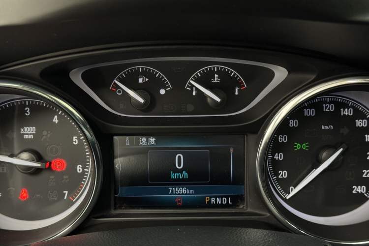 Used Buick Envision 2018 20T Two-Wheel-Drive Elite Model Odometer Close Up
