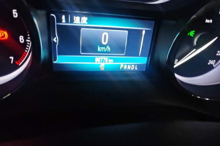 Used Buick Envision 2018 20T Two-Wheel-Drive Elite Model Odometer Close Up