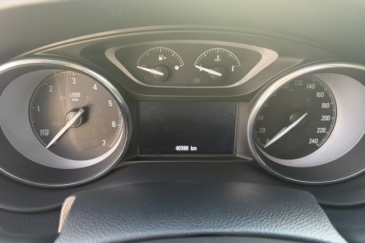 Used Buick Envision 2018 28T Four-Wheel Drive Elite Version Odometer Close Up