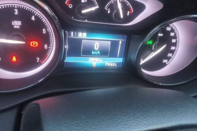 Used Buick Envision 2018 20T Two-Wheel-Drive Elite Model Odometer Close Up