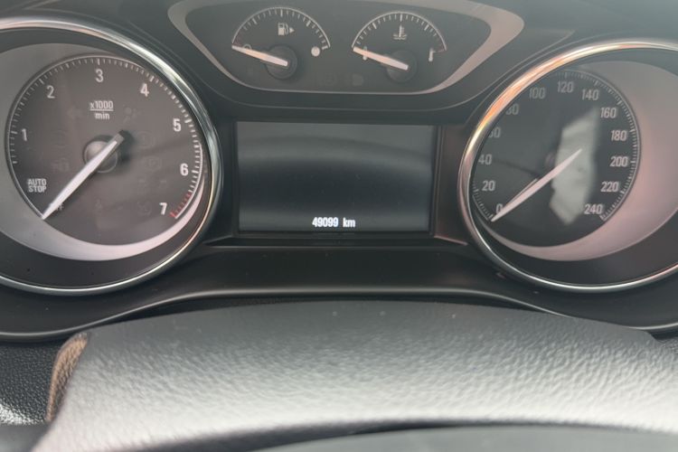 Used Buick Envision 2018 20T Two-Wheel-Drive Elite Model Odometer Close Up