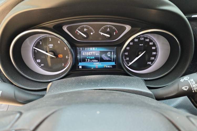 Used Buick Envision 2018 20T Two-Wheel Drive Luxury Model Odometer Close Up