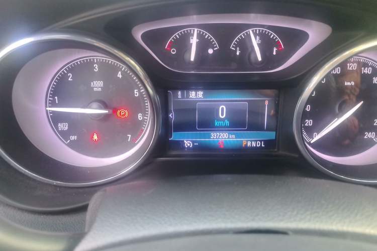 Used Buick Envision 2018 20T Two-Wheel-Drive Elite Model Odometer Close Up