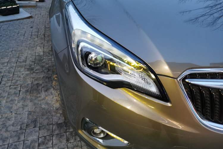 Used Buick Envision 2018 20T Two-Wheel-Drive Elite Model Right Front Headlight