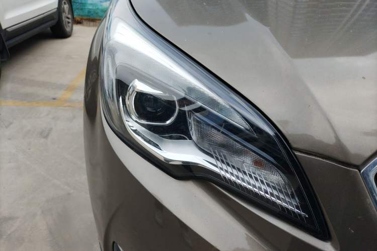 Used Buick Envision 2018 20T Two-Wheel Drive Luxury Model Right Front Headlight