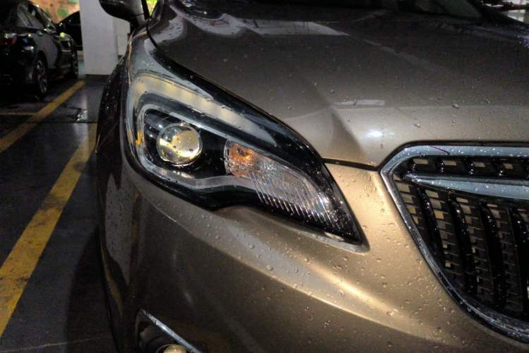 Used Buick Envision 2018 20T Two-Wheel-Drive Elite Model Right Front Headlight