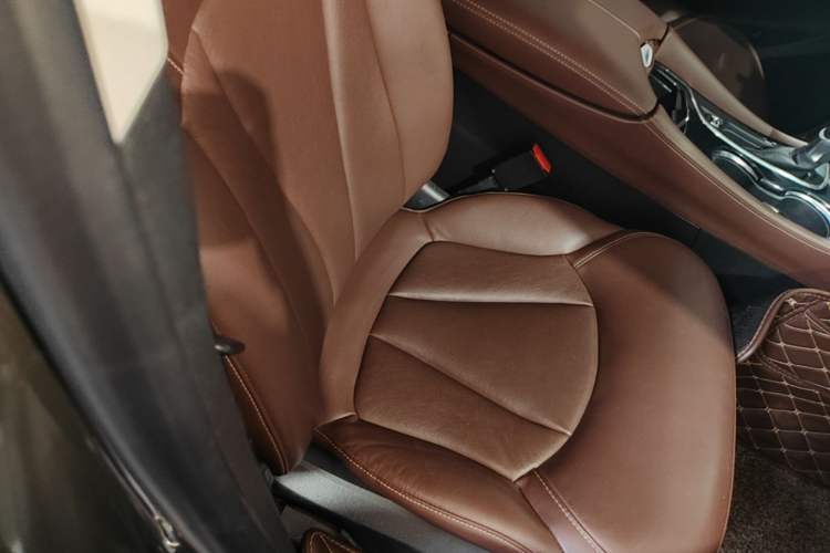 Used Buick Envision 2018 20T Two-Wheel Drive Luxury Model Right Front Seat