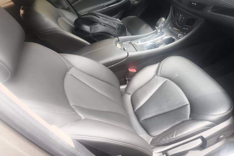 Used Buick Envision 2018 20T Two-Wheel-Drive Elite Model Right Front Seat