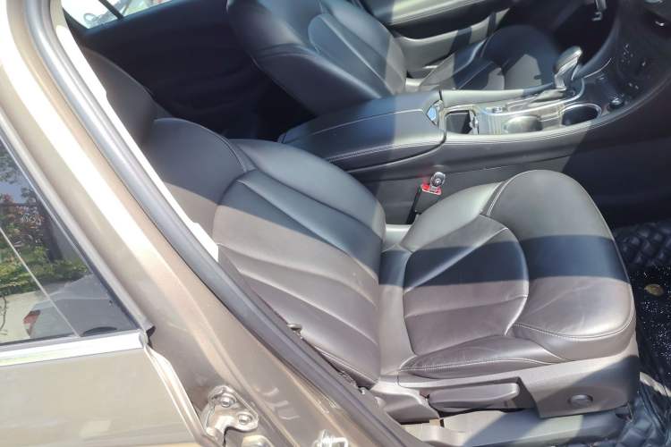 Used Buick Envision 2018 20T Two-Wheel-Drive Elite Model Right Front Seat