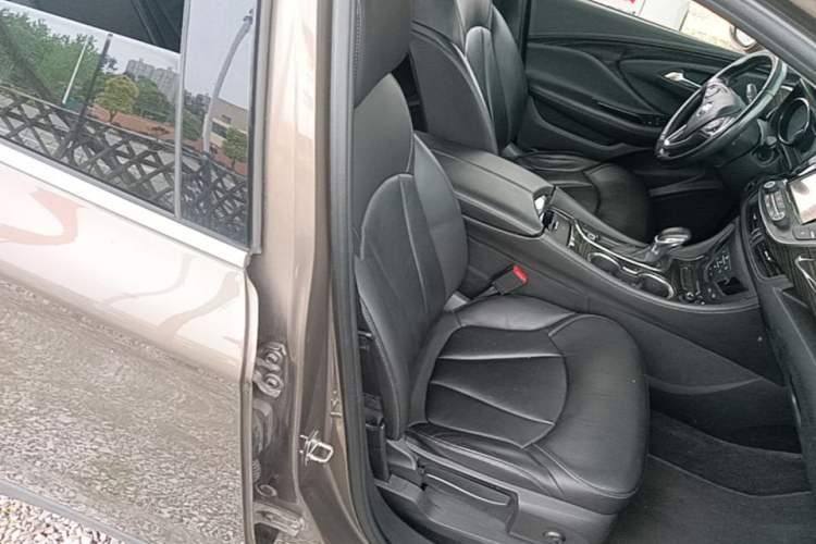 Used Buick Envision 2018 20T Two-Wheel-Drive Elite Model Right Front Seat
