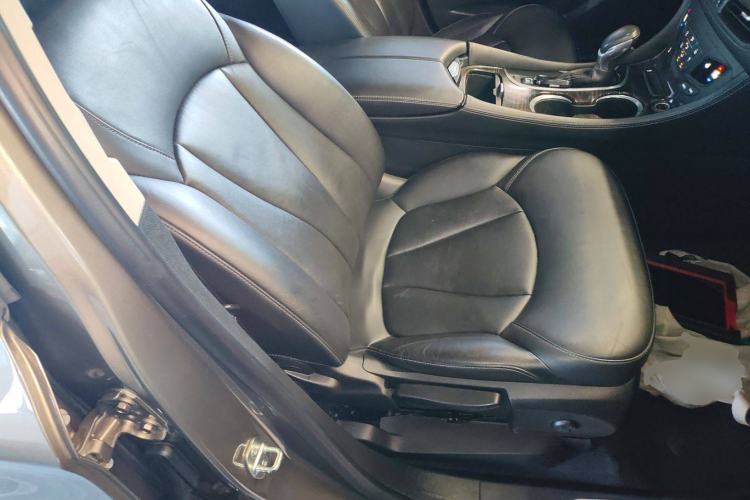 Used Buick Envision 2018 20T Two-Wheel-Drive Elite Model Right Front Seat