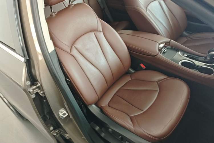 Used Buick Envision 2018 20T Two-Wheel Drive Luxury Model Right Front Seat