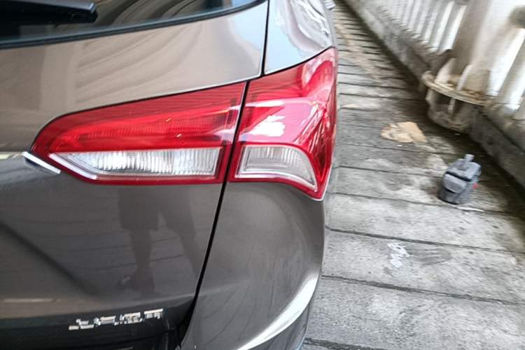 Used Buick Envision 2018 20T Two-Wheel Drive Luxury Model Right Rear Taillight