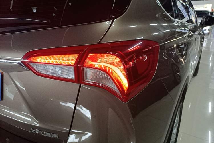 Used Buick Envision 2018 20T Two-Wheel-Drive Elite Model Right Rear Taillight