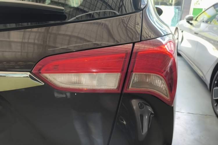 Used Buick Envision 2018 20T Two-Wheel-Drive Elite Model Right Rear Taillight