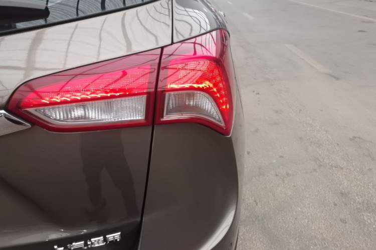 Used Buick Envision 2018 28T Four-Wheel Drive Elite Version Right Rear Taillight