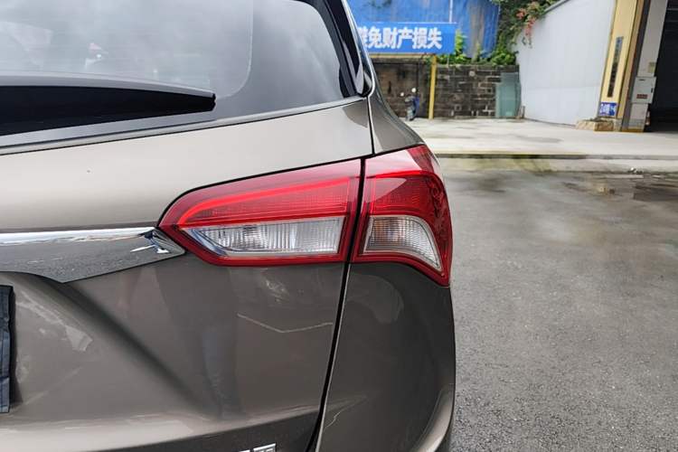 Used Buick Envision 2018 20T Two-Wheel Drive Luxury Model Right Rear Taillight