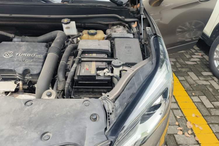 Used Buick Envision 2018 20T Two-Wheel Drive Luxury Model Engine Bay Left