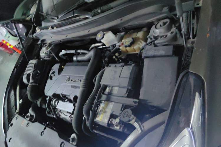 Used Buick Envision 2018 20T Two-Wheel Drive Luxury Model Engine Bay Left