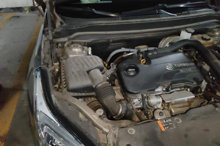 Used Buick Envision 2018 20T Two-Wheel-Drive Elite Model Engine Bay Right