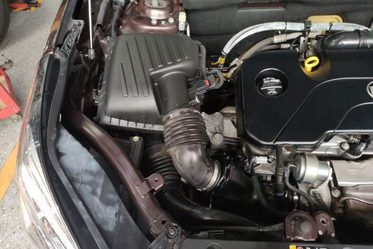 Used Buick Envision 2018 20T Two-Wheel Drive Luxury Model Engine Bay Right