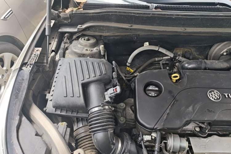 Used Buick Envision 2018 20T Two-Wheel-Drive Elite Model Engine Bay Right
