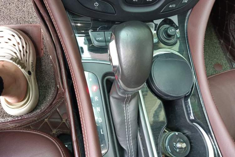 Used Buick Envision 2018 28T All-Wheel-Drive Versatile Sports Flagship Model Gear Lever