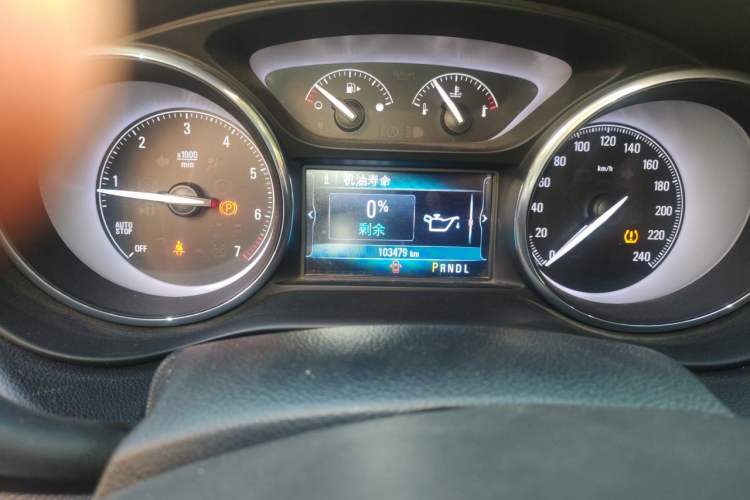 Used Buick Envision 2018 20T Two-Wheel-Drive Elite Model Odometer Close Up