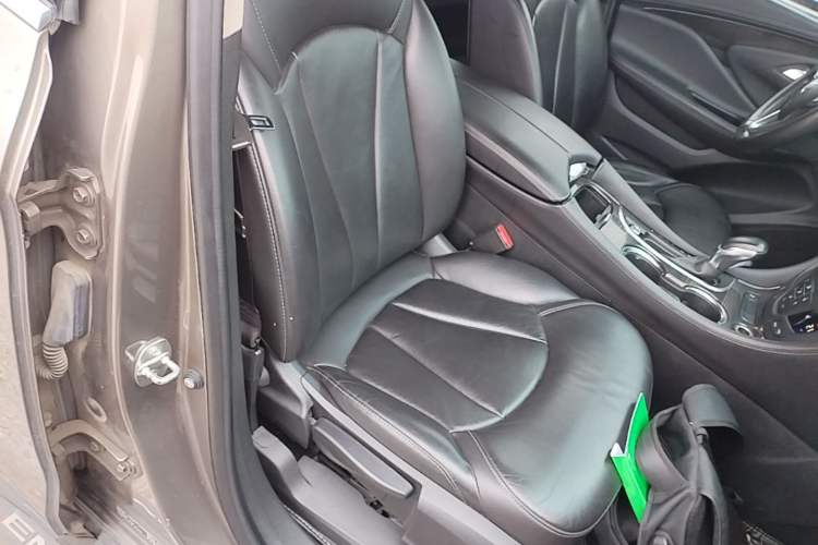 Used Buick Envision 2018 20T Two-Wheel-Drive Elite Model Right Front Seat