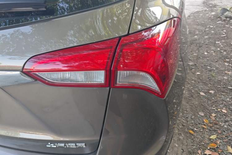 Used Buick Envision 2018 28T Four-Wheel Drive Elite Version Right Rear Taillight