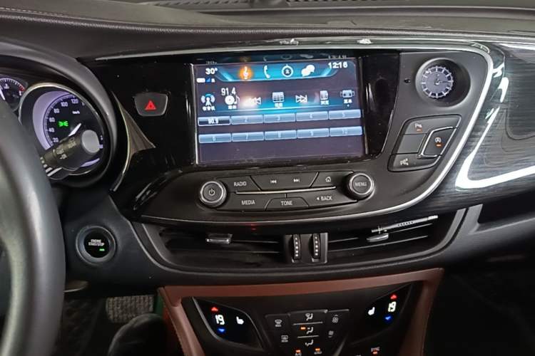 Used Buick Envision 2018 20T Two-Wheel Drive Luxury Model Audio And AC Panel