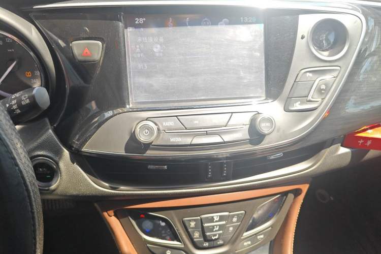 Used Buick Envision 2018 20T Two-Wheel Drive Luxury Model Audio And AC Panel