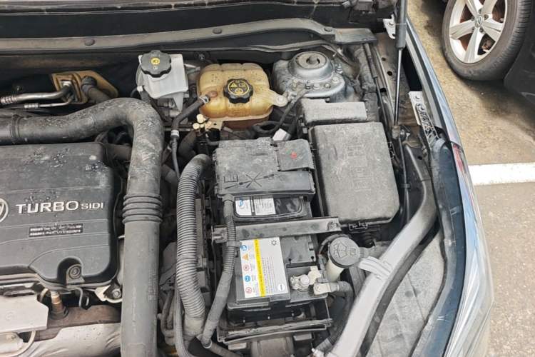 Used Buick Envision 2018 20T Two-Wheel Drive Luxury Model Engine Bay Left